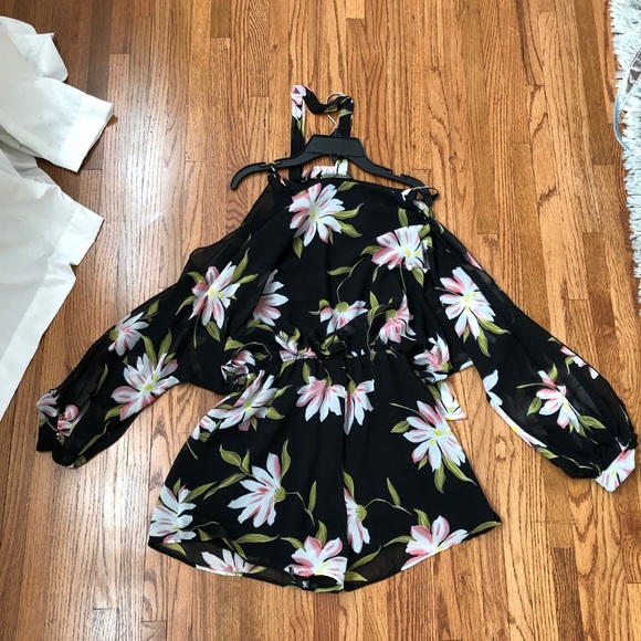 A floral romper - Picture 2 of 4